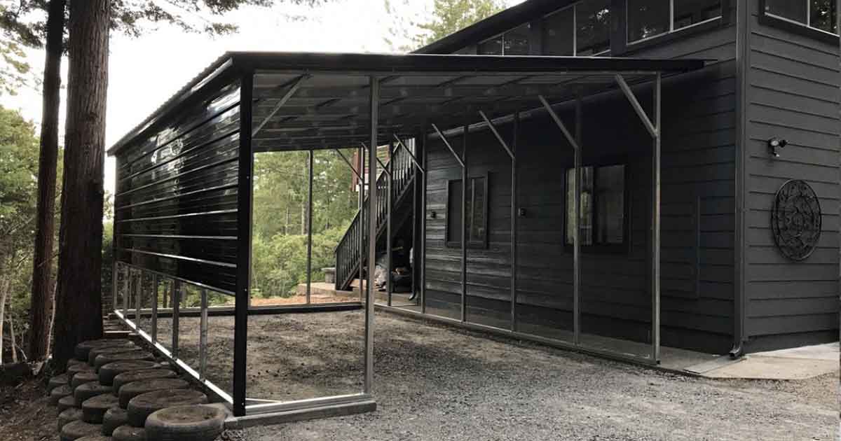 Lean-to metal structure